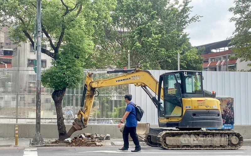 社會住宅「德穗安居」位於新北市中和區莒光路的工地6日進行移除路樹工程,引起市民側目。市府表示,因公共安全疑慮才移除,已要求完工後補植30株樹,並復原平整所破壞的鋪面。中央社記者黃旭昇新北市攝 114年5月6日