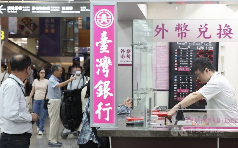 新台幣兌美元匯率6日盤中升值幅度漸緩,市場逐漸消化匯率波動影響,台股盤中走勢震盪翻紅,重返20500點之上,5日線約20466點失而復得。圖為台北松山機場台灣銀行外幣兌換櫃檯,民眾辦理相關業務。中央社記者趙世勳攝 114年5月6日