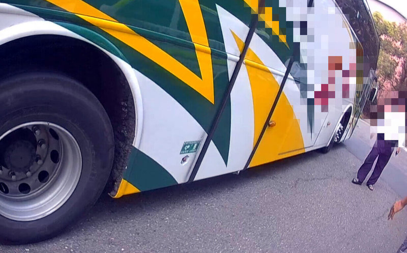 嘉義縣南華大學校園內6日發生外包客運倒車撞倒後方女學生事故,女大生下半身遭車輛右後輪輾壓,送醫急救。(民眾提供)中央社記者黃國芳傳真 114年5月6日