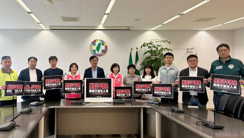 台中市議會民進黨團6日質疑,市選委會副總幹事陳佩玉在審查罷免國民黨立委二階連署書過程中,選務不中立,要求予以撤換。(民進黨團提供)中央社記者郝雪卿傳真 114年5月6日
