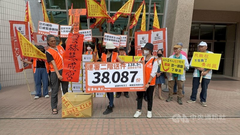 罷免中國國民黨籍立法委員丁學忠團隊6日到雲林選委會送交第2階段連署書,根據罷團統計,罷免丁學忠連署書約3.8萬份。中央社記者姜宜菁攝 114年5月6日
