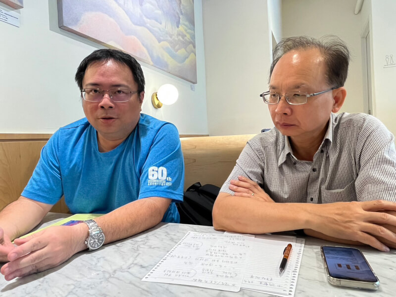 長興材料製程技術部部長羅仕瀚(左)、協理高志宇(右)接受中央社專訪,談長興材料淨零轉型過程。中央社記者林巧璉攝 114年5月6日