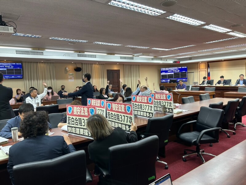 國民黨立委所提「反廢死」、「反戒嚴」2項公投提案，均已過協商冷凍期1個月，藍白立委今天再度聯手於立法院程序委員會，以人數優勢表決通過，將2項公投案排入9日立法院會討論事項議程。中央社記者林敬殷攝  114年5月6日
