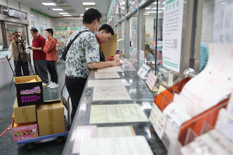 罷免團體「地動刪瑤」召集人賴苡任(中後)6日上午宣布啟動「鮭魚回郵」計畫,並前往北投明德郵局櫃檯辦理寄出第1批更換領銜人同意書給第1階段提議人,共2054份。中央社記者趙世勳攝 114年5月6日