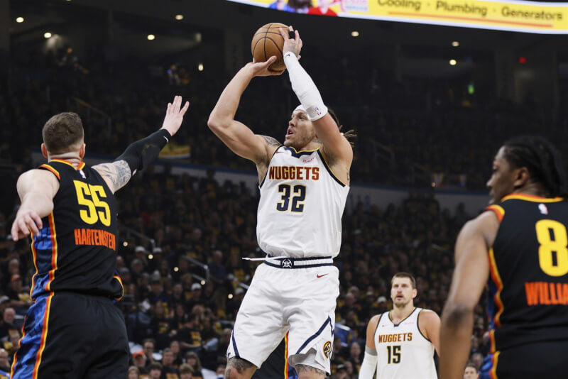 NBA丹佛金塊6日靠著高登(持球者)在終場前4秒飆進致勝三分彈,逆轉總冠軍大熱門的奧克拉荷馬雷霆。(美聯社)