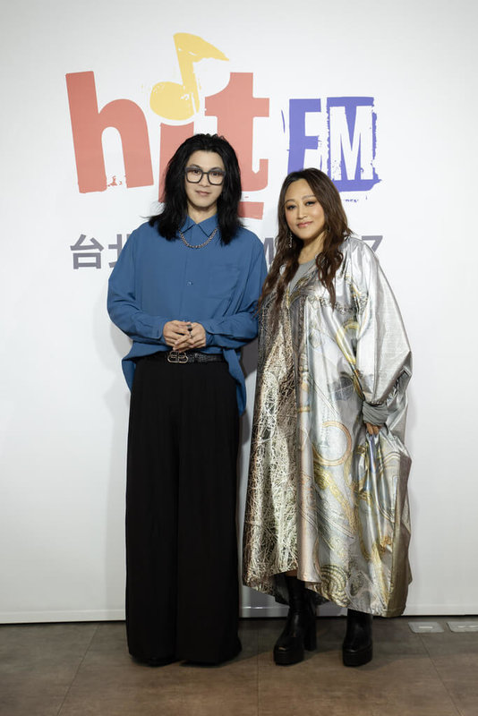 樂團麋先生主唱聖皓(左)6日現身「hito最大ㄎㄚ」活動,為歌手家家(右)新專輯應援,大讚她的歌聲是上天給的禮物。(Hit Fm聯播網提供)中央社記者洪素津傳真 114年5月6日