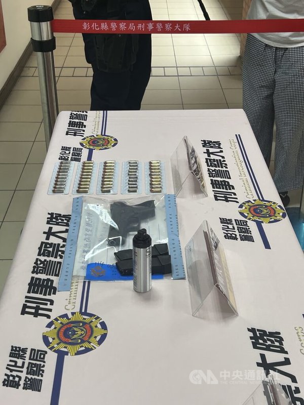 前76行者召集人陳修將涉傷害胡姓女友致死遭判刑確定,卻拒不到案逃亡,彰化警方5日在員林市緝拿歸案,縣警局說,陳修將用辣椒水攻擊員警,經警方合力制伏,另在租屋處起出手槍、子彈等證物。中央社記者吳哲豪彰化攝 114年5月6日
