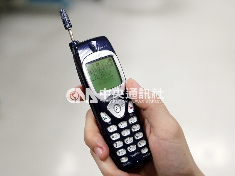 圖為PHS開台時推出的J88日式手機,因其天線可以伸縮,總體積加上電池重量僅有69公克,造型時尚輕巧,加上待機時間長,獲得不少消費者喜愛。中央社記者張新偉攝 103年12月27日