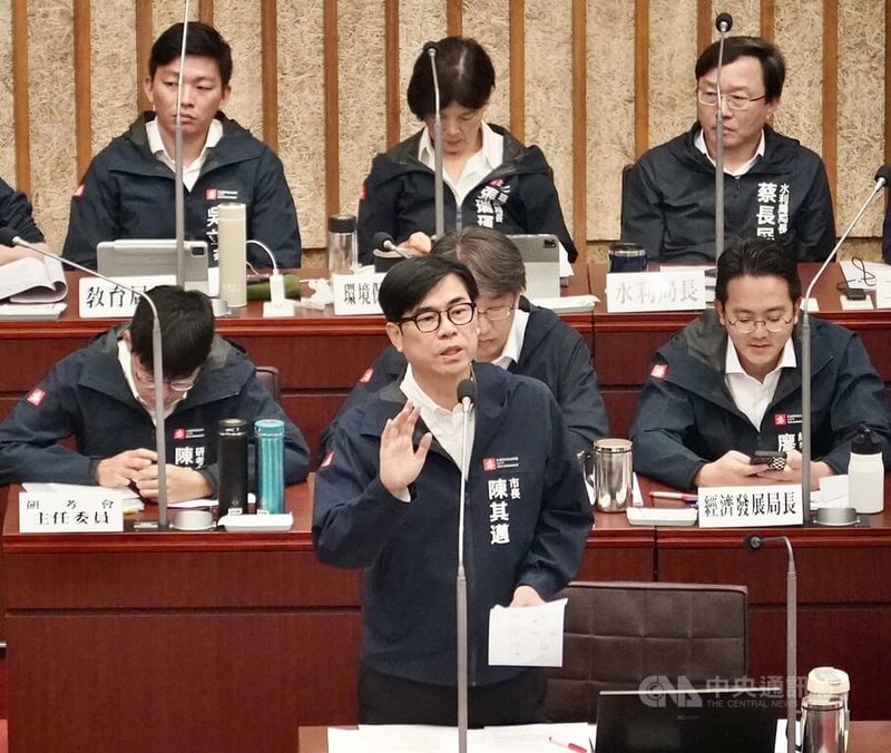 高雄市議會6日進行市政總質詢,市長陳其邁(前中)答詢說明高鐵高雄站相關建設議題。中央社記者董俊志攝 114年5月6日