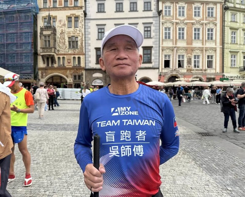 台灣視障跑者首征布拉格馬拉松,今年首次海外參賽、70歲的視障跑者吳春成分享,他在60歲退休後,才開始接觸跑步,至今練跑10年。中央社記者劉郁葶布拉格攝 114年5月6日