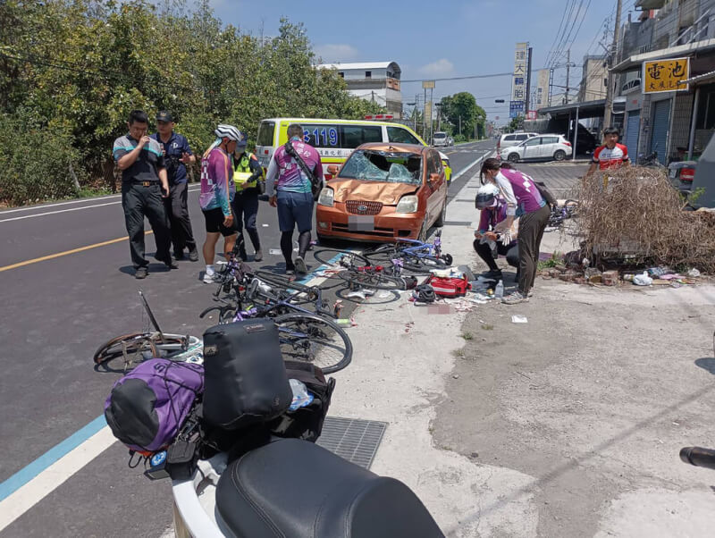 康橋國際學校秀岡校區學生騎單車環台,4月22日上午行經彰化縣埤頭鄉時,7學生遭逆向車撞擊受傷。(民眾提供)
