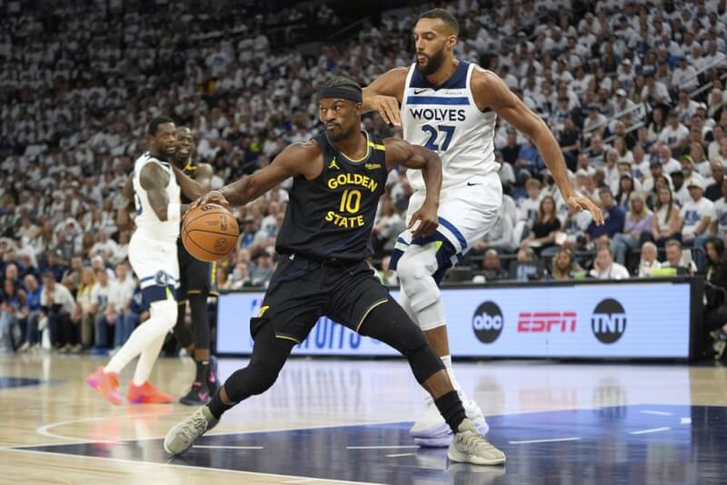 美國職籃NBA金州勇士7日以99比88擊敗灰狼,當家球星巴特勒(左)拿下20分、11籃板、8助攻。(美聯社)