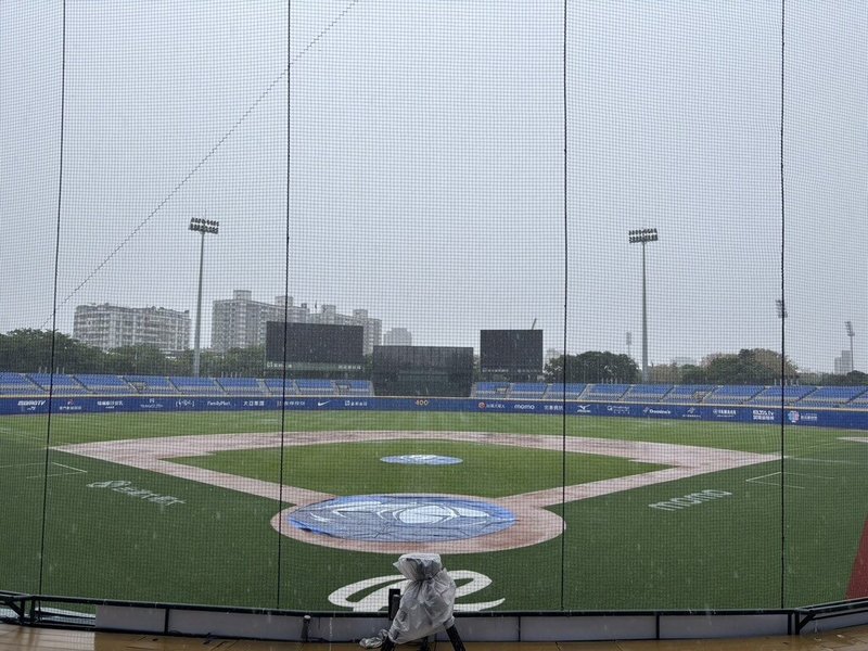 中華職棒7日原訂在新莊棒球場舉行例行賽程,受大雨影響無法進行,聯盟下午宣布此戰將延至補賽週進行補賽。(中華職棒提供)中央社記者楊啟芳傳真 114年5月7日