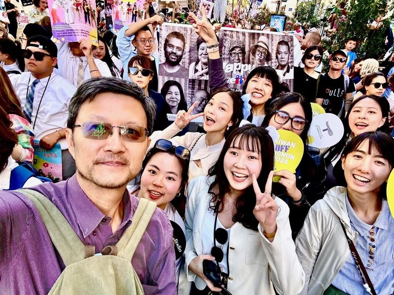 台師大表演藝術研究所特聘教授何康國(前左)帶領學生到第一線與國際接軌,從北半球愛丁堡藝穗節、外亞維儂藝術節到南半球澳洲阿德雷德藝穗節實習,為學生開闢「實戰之路」。(何康國提供) 中央社記者趙靜瑜傳真 114年5月7日