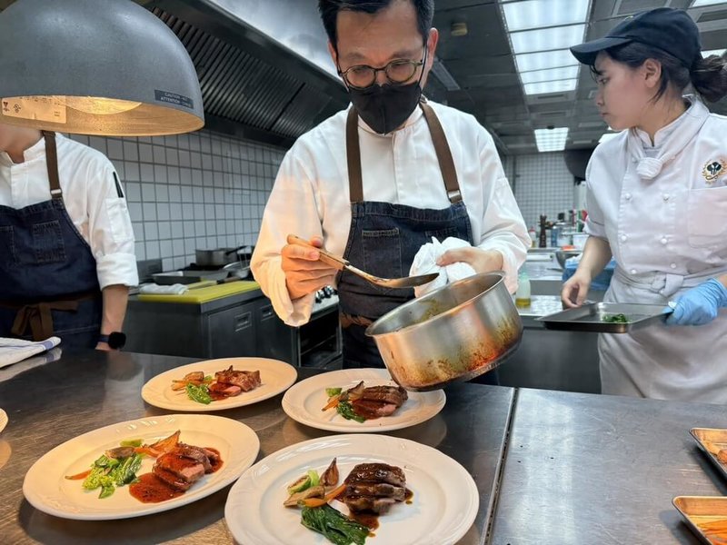國立高雄餐旅大學與台糖簽訂合作備忘錄(MOU),星級主廚簡天才(中)以農藝蘭姆酒入菜,帶領學生以法式料理技術為基礎,增添餐點風味。(高餐大提供)中央社記者林巧璉傳真 114年5月7日