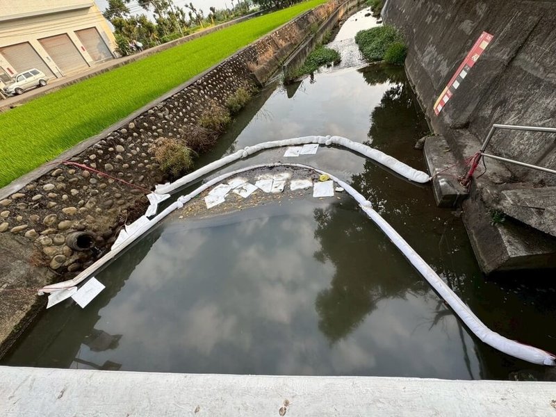 台中市南屯區劉厝溪灌溉溝渠4月間二度遭排放黑油污染,周邊不少農田遭到污染,台中市環保局7日表示,擬裝設監視器監控。(朱暖英提供)中央社記者趙麗妍傳真 114年5月7日