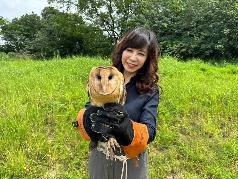 以校園野生生物為主題的紀錄片「我的動物同學」7日盛大首映,片中主持人白心儀(圖)笑說,她應該是參與動物野放最多的媒體人了,還被野生動物保育團體封為最佳「放鳥人」。(三立提供)中央社記者王寶兒傳真 114年5月7日