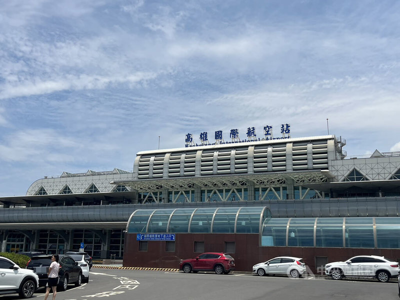 高雄國際機場東側立體停車場工程7日動工,計畫總經費為新台幣21.93億元,完工後將提供915個汽車停車位、1248個機車停車位及182個計程車排班位。中央社記者林巧璉攝 114年5月7日