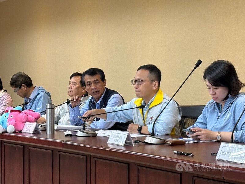 台北市交通局7日舉行記者會說明2025雙北世界壯年運動會的交通服務,公布賽事期間將闢駛22條路線的接駁車,提供選手、隊職員、陪同者等憑證免費搭乘。中央社記者陳昱婷攝 114年5月7日
