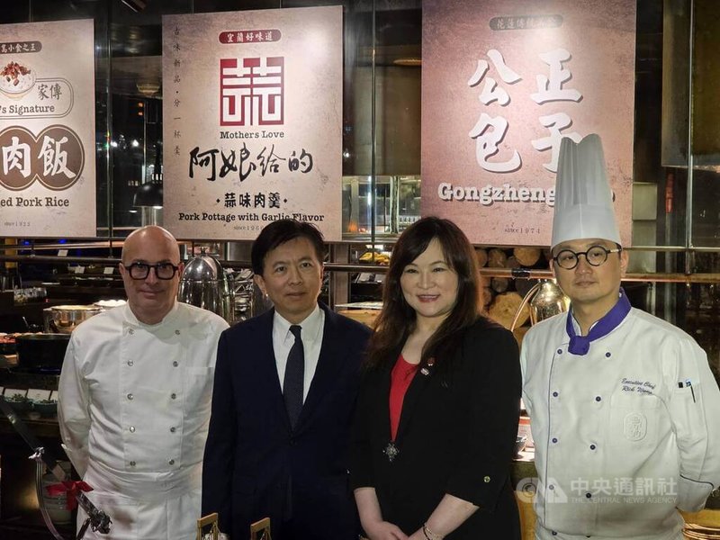雲品旗下君品酒店將迎接15週年,外國客占比已回到疫前的85%,董事長盛治仁(左2)表示,今年平均房價拚成長15%。中央社記者江明晏攝 114年5月7日