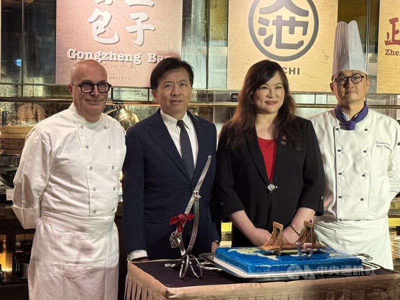 雲朗觀光集團總經理盛治仁(左2)及君品酒店總經理游梓雯(右2)7日宣布,君品酒店將轉型為都會度假酒店。中央社記者余曉涵攝 114年5月7日