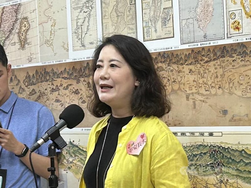 國民黨立委翁曉玲6日說,罷免連署就算有不法行為,也應該等罷免案通過再追究。民進黨立法院黨團幹事長吳思瑤(圖)7日表示,見識到翁曉玲的法律見解是如何的無知、曲解。中央社記者林敬殷攝 114年5月7日