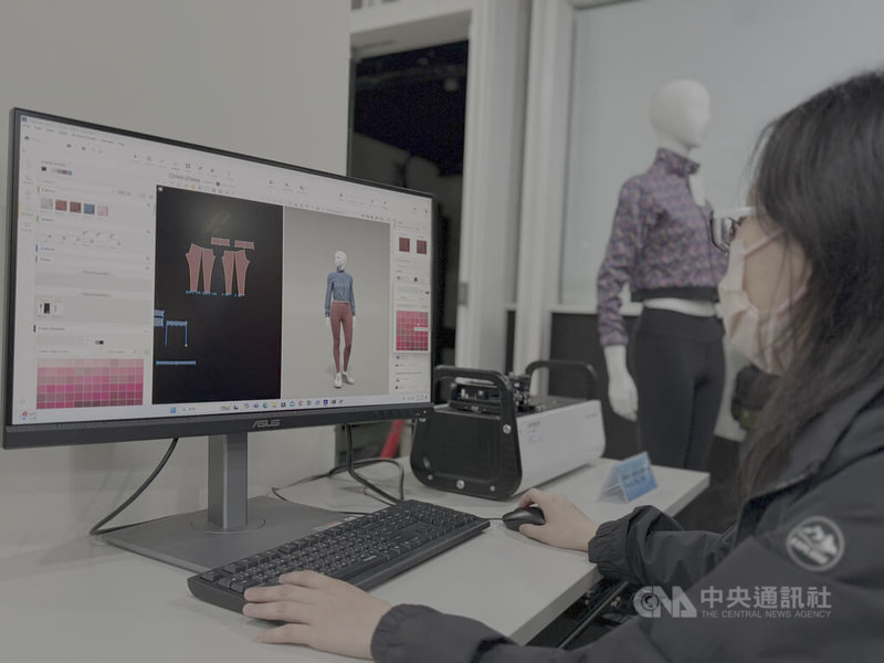 紡織產業綜合研究所開設「AI數位布料實作訓練班」,培訓業者AI數位布料設計與生產模擬能力,及訂單預測分析等應用,盼強化業者接單競爭力。中央社記者李宗憲攝 114年5月7日