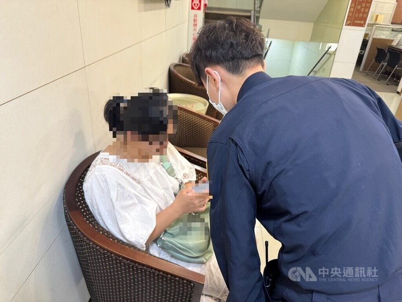 台中市洪姓女子(左)日前在網路認識一名男網友,對方稱要資助家人醫療費用,要求她到銀行開戶,所幸銀行行員機警察覺有異報案,警方到場後成功勸說她打消開戶念頭、避免遭詐。(翻攝照片)中央社記者蘇木春傳真 114年5月7日