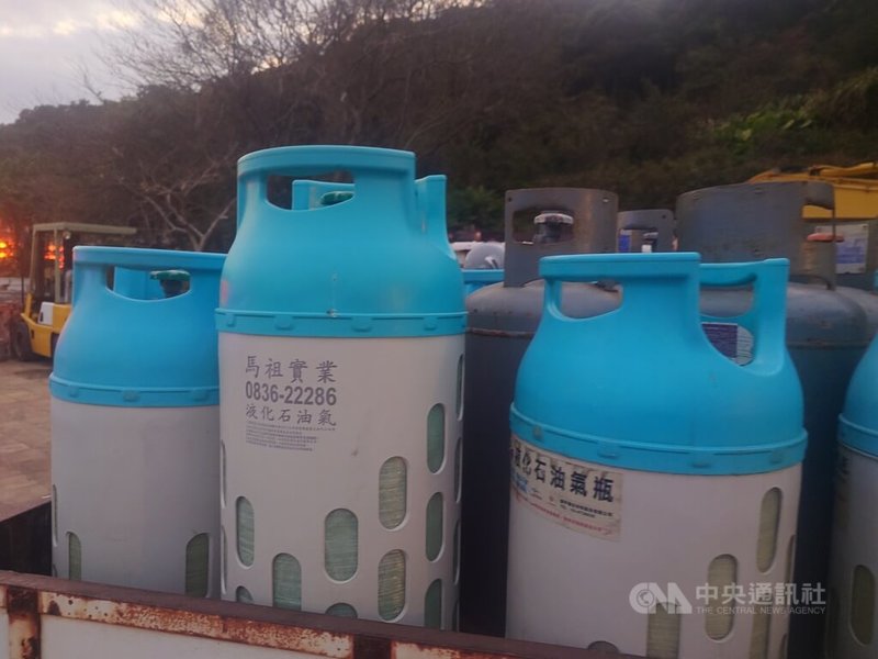 國民黨連江縣議員陳玉發、周瑞國7日在議會揭露,北竿桶裝瓦斯供應不足,又逢觀光旺季,恐導致餐飲業者等面臨「斷炊」危機。中央社記者潘欣彤攝 114年5月7日