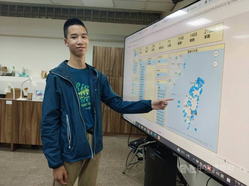 農業部生物多樣性研究所7日舉行記者會,介紹「台灣飛蛾資訊分享站」,仍是國中生的曾粲然(圖)也出席,對觀察蛾極有興趣的他,拍攝蛾的足跡已遍及全台及外島,並提供相關資料給生多所。中央社記者汪淑芬攝 114年5月7日