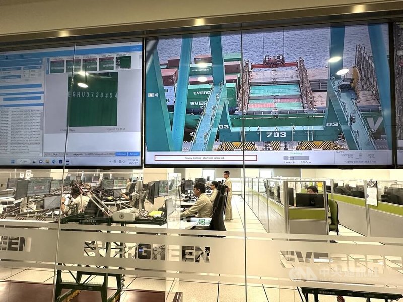 長榮海運導入中華電信5G專網,打造出全台首座自動化貨櫃中心,圖中操作員在辦公室就能遠端遙控橋式機進行裝卸貨櫃。中央社記者蘇思云攝 114年5月7日