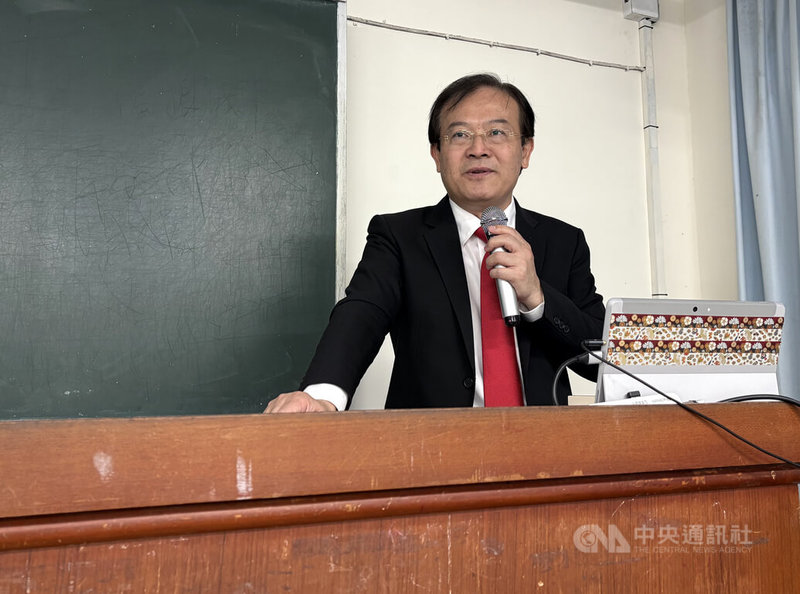 淡江大學日本政經研究碩士班教授蔡錫勲7日主持日本陸上自衛隊退役將領小川清史視訊演講。中央社記者吳書緯攝 114年5月7日