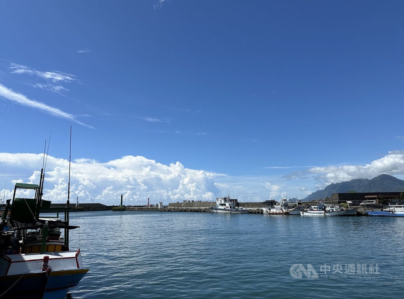 國防部將於東部海域進行實彈射擊演習,國民黨立委黃建賓認為,壓縮漁民捕魚時間恐影響生計,國防部7日回覆最新配套,將縮短射擊天數及管制時間。圖為台東成功漁港。中央社記者李先鳳攝 114年5月7日