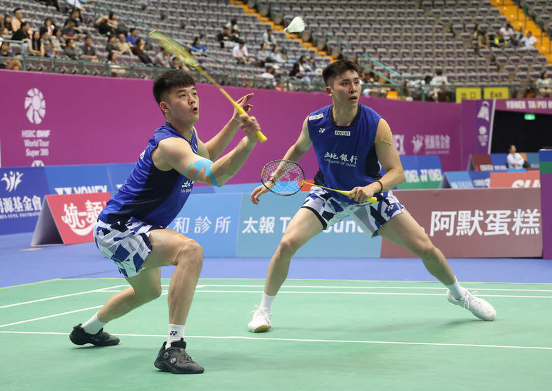 首度搭檔在BWF台北羽球公開賽登場的男雙組合王齊麟(左)、邱相榤(右)7日在首輪32強賽直落二擊敗對手,挺進16強。(中華民國羽球協會提供)中央社記者黎建忠傳真 114年5月7日