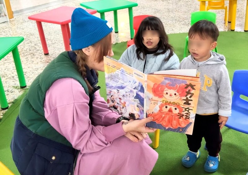 新北市Picul泰山森林書屋2025年加入「故事大賞」活動,邀繪本作家分享原創繪本故事與性別平等主題繪本導讀(圖)等,陪孩子從故事中學會尊重差異、練習同理。(新北市原民局提供)中央社記者黃旭昇新北市傳真 114年5月7日