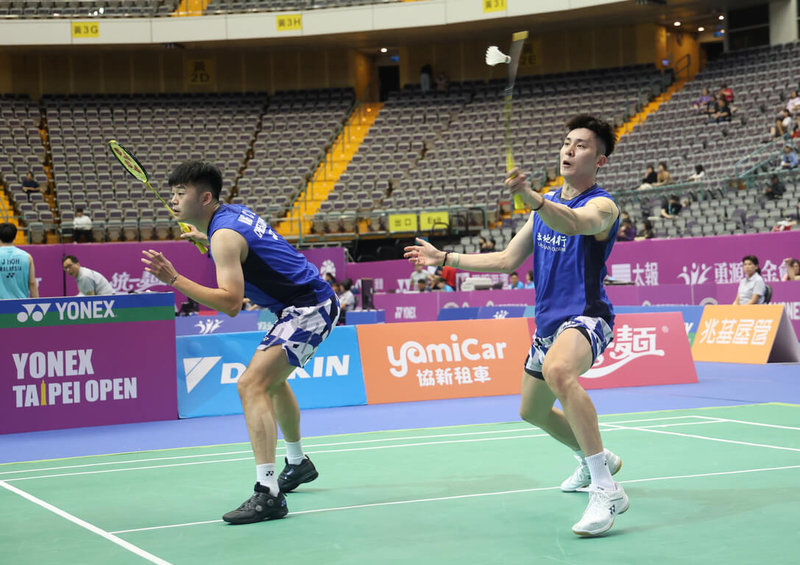 台灣羽球男雙組合王齊麟(左)、邱相榤(右)7日出征2025台北羽球公開賽,在首輪32強戰開紅盤,拍落對手成功挺進16強。(中華民國羽球協會提供)中央社記者黎建忠傳真 114年5月7日
