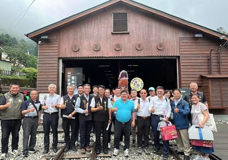 民進黨立委蔡易餘(前右5)7日會同文化部等單位考察阿里山林鐵營運與文化資產保存現況,在奮起湖車庫前合影。(蔡易餘服務處提供)中央社記者黃國芳傳真 114年5月7日