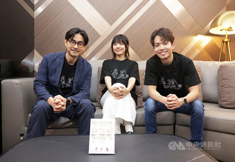 電影「看我今天怎麼說」導演黃修平(左起)、金馬影后鍾雪瑩與聾人演員吳祉昊來台為片宣傳,並分享拍攝心得及角色準備功課。中央社記者裴禛攝 114年5月7日