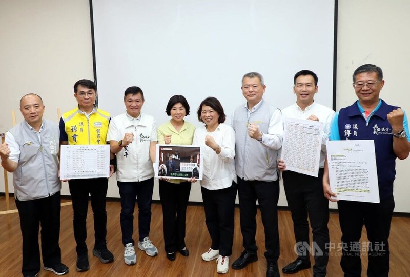 嘉義市長黃敏惠(右4)7日表示,行政院長卓榮泰6日在立院答詢時指出中央願負擔新台幣372億嘉義輕軌工程款,「請中央說到做到,早日興建輕軌建設」。中央社記者黃國芳攝 114年5月7日