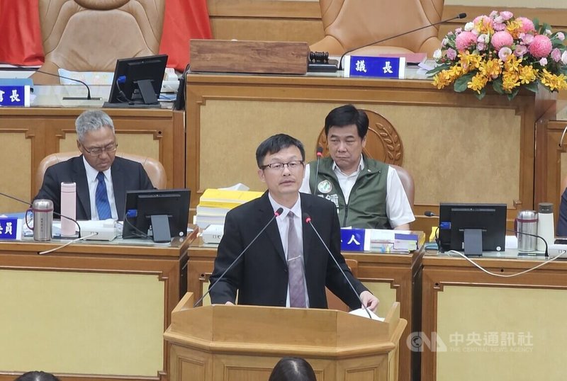 新北市議會7日進行業務質詢,有議員質疑教育局對幼兒遭幼師不當體罰事件冷處理,教育局長張明文(前中)表示,不可能冷處理,家長6日有提出證據,教育局就依證據調查。中央社記者王鴻國攝 114年5月7日