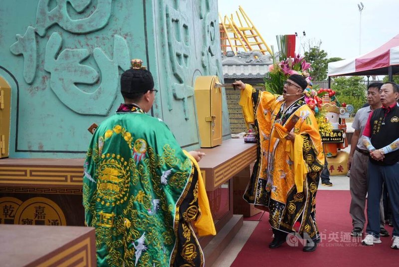 屏東縣車城福安宮福德財庫爐開爐儀式7日舉行,環保財庫爐正式啟用,讓民眾補財庫同時也能兼顧環保。中央社記者黃郁菁攝 114年5月7日