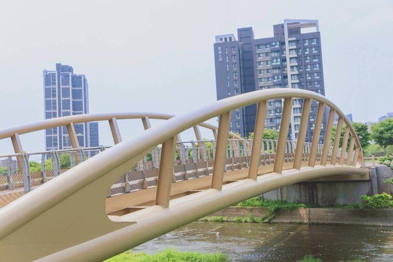 新竹縣竹北市公所7日表示,豆子埔溪沿線多項橋梁與步道改善工程已完成,其中位在竹北高中後方的義崙橋因褪色鏽蝕,目前已重整並粉刷,提升美觀。(竹北市公所提供)中央社記者郭宣彣傳真 114年5月7日