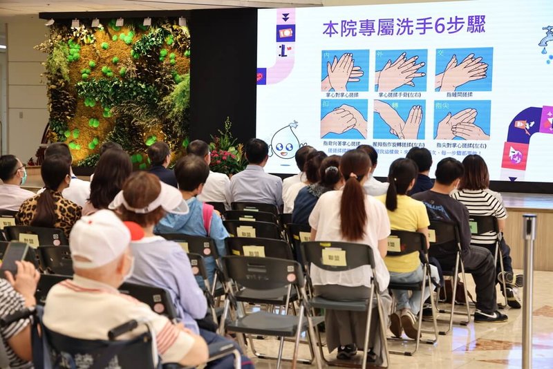 台北榮總響應世界衛生組織(WHO)年度「世界手部衛生日」,6日舉辦「齊心築防線、聯手護健康」活動,提醒正確洗手步驟。(台北榮總提供)中央社記者曾以寧 傳真114年5月7日
