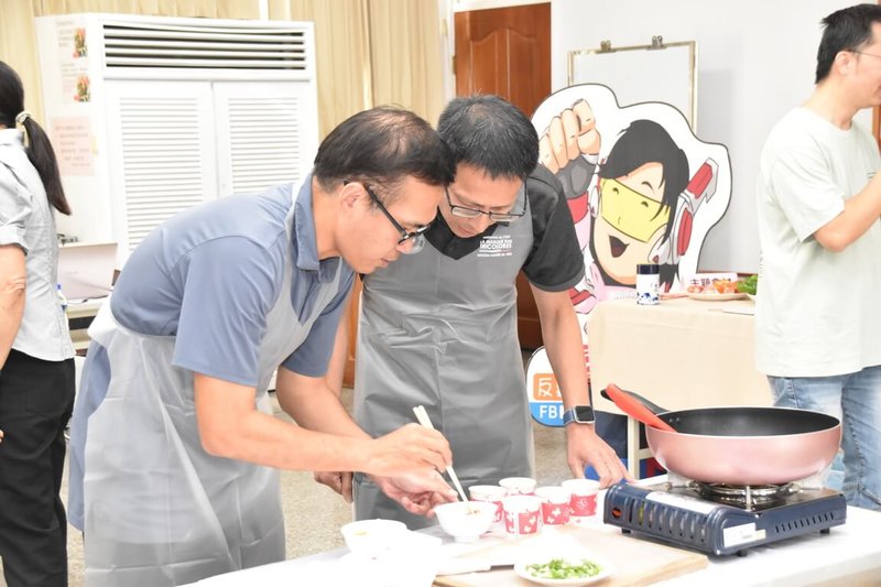 台中市豐原警分局母親節前夕舉辦料理挑戰賽，男警們在料理過程體會母親、太太平日照顧家庭的辛勞。（豐原警分局提供）中央社記者趙麗妍傳真 114年5月7日