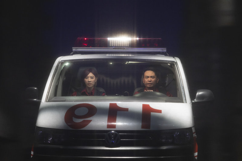 故事工廠、瘋戲樂工作室「火神的眼淚」音樂劇首演以來感動無數觀眾,真實呈現消防員的生命歷程,把雲梯車、救護車和吊掛直升機等實景搬上舞台。(故事工廠提供)中央社記者葉冠吟傳真 114年5月7日