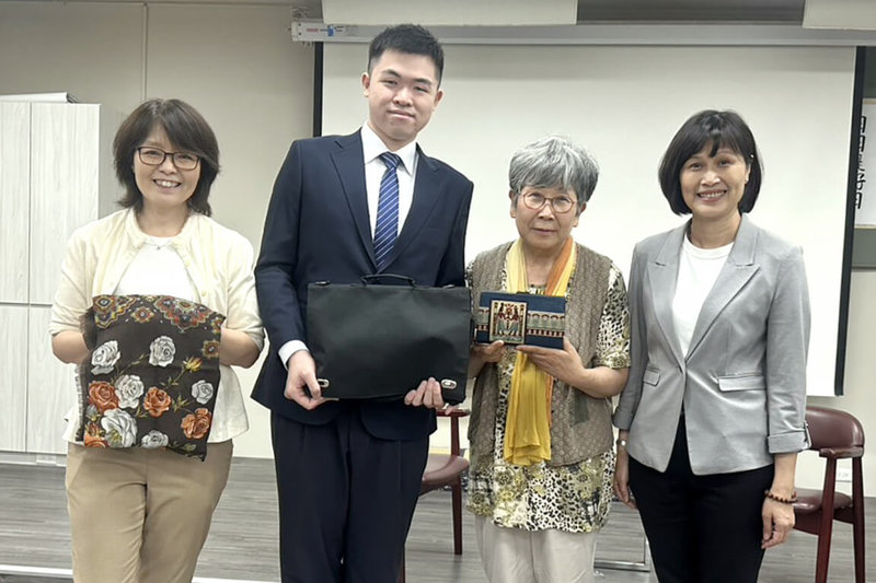 日籍律師伊東香保的胞妹伊東優里(右二)飛來台灣,領取多年前遺落在計程車上的父親遺物刺繡包,與城市科大校長馮美瑜(右一)、城市科大應外系主任陳乃慈(左一)、城市科大應外系校友蕭博允(左二)合影。(城市科大提供)中央社記者許秩維傳真 114年5月7日