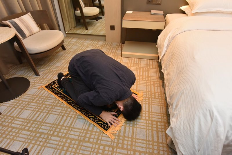 台北市議員林亮君指北市府認證穆斯林旅宿標章鬧雙包,2局處政策名稱相同但標準不同。觀傳局7日表示,認證旅宿內容將提供給商業處參考,且會討論是否統整標準。圖為穆斯林使用經認證旅館設置祈禱毯。(觀傳局提供)中央社記者劉建邦傳真 114年5月7日