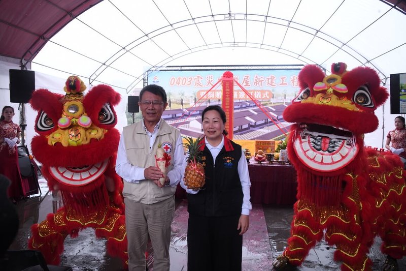 花蓮縣政府與中華民國紅十字會合作,將興建30戶0403震災中繼組合屋,7日正式開工,中華民國紅十字會長潘維大(左)、花蓮縣長徐榛蔚(右)共同出席動土典禮。(花蓮縣政府提供)中央社記者張祈傳真 114年5月7日