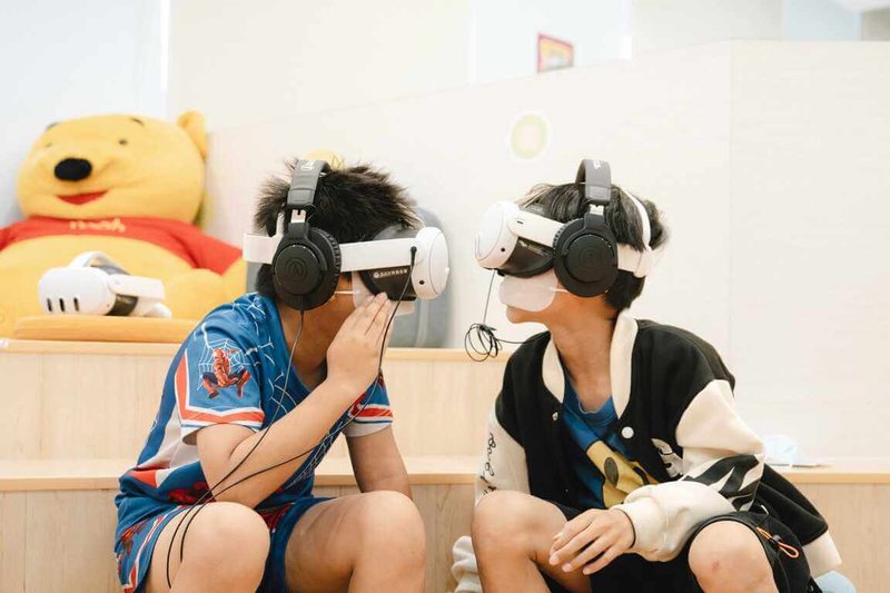 衛武營國家藝術文化中心擁有全亞洲最大管風琴,2024年將管風琴特色移植到頭戴式VR裝置,近日並將成果帶往澎湖,邀請國小學子體驗管風琴VR。(衛武營國家藝術文化中心提供)中央社記者林巧璉傳真 114年5月7日