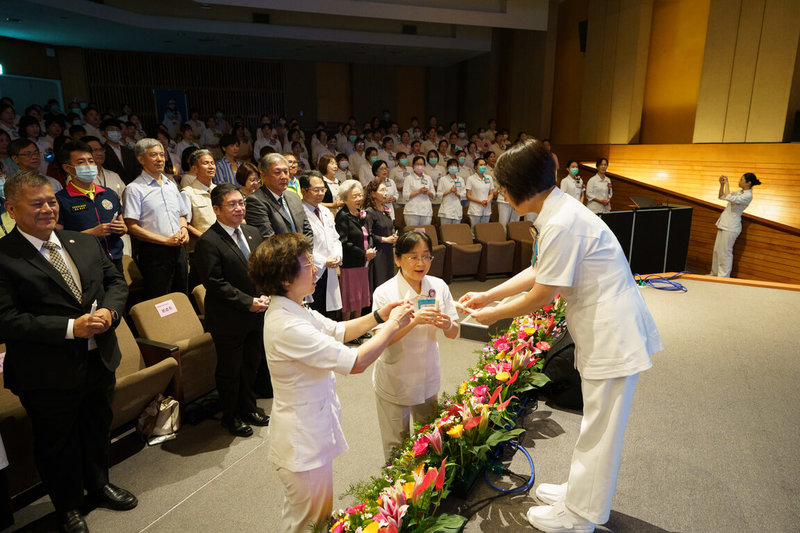 台中榮總7日舉辦114年國際護師節慶祝大會,以傳光儀式作為開場,盼藉由活動感謝護理人員的持續付出的辛勞及貢獻。(台中榮總提供)中央社記者郝雪卿傳真 114年5月7日